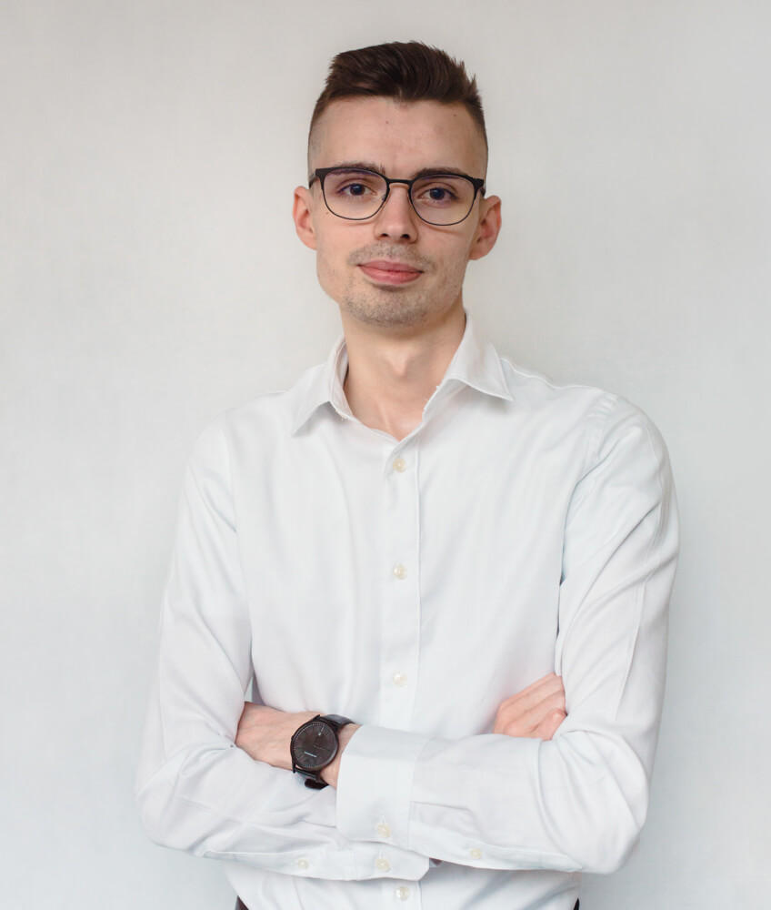 Bartosz Piekarski, koordynator w agencji Click Leaders przedstawiony na fotografii biznesowej