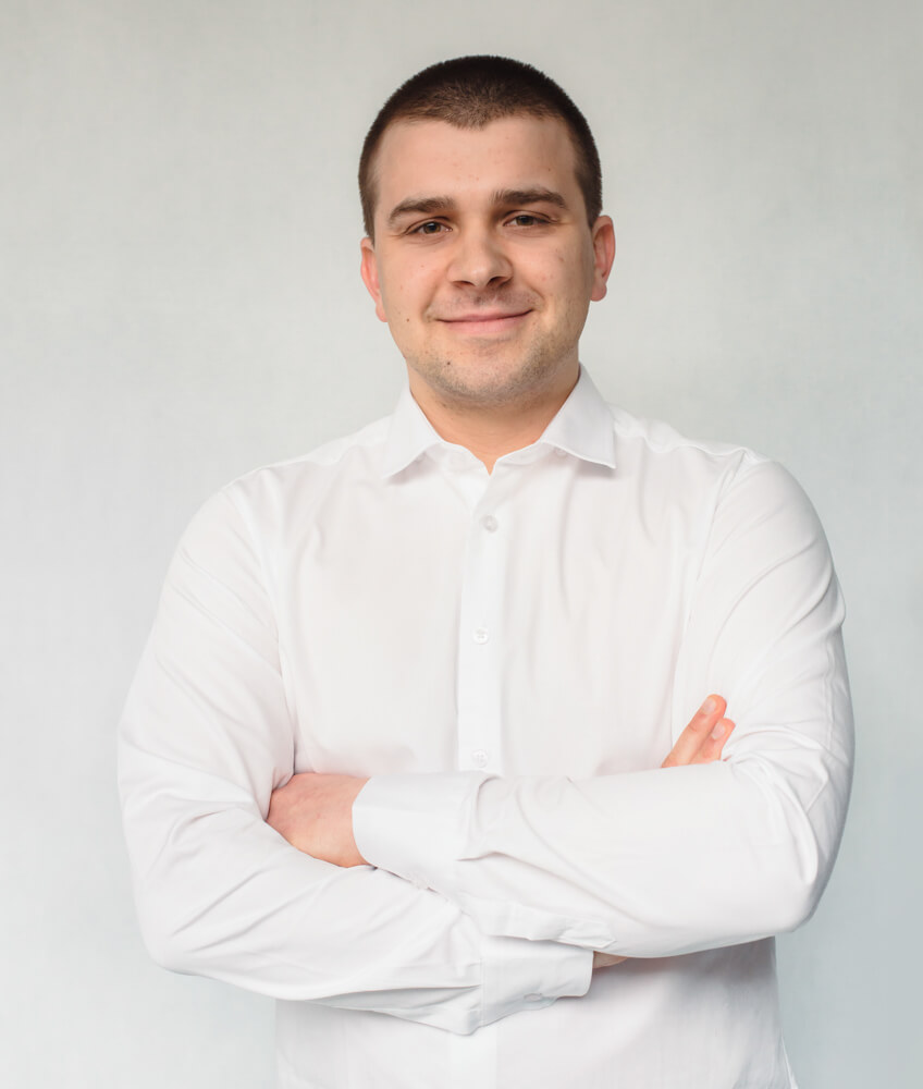 Pracownik agencji e-commerce Click Leaders Bartłomiej Mitruk sfotografowany na neutralnym tle