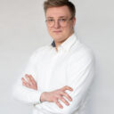 Portret młodego mężczyzny w białej koszuli - Paweł Siemiński, Click Leaders